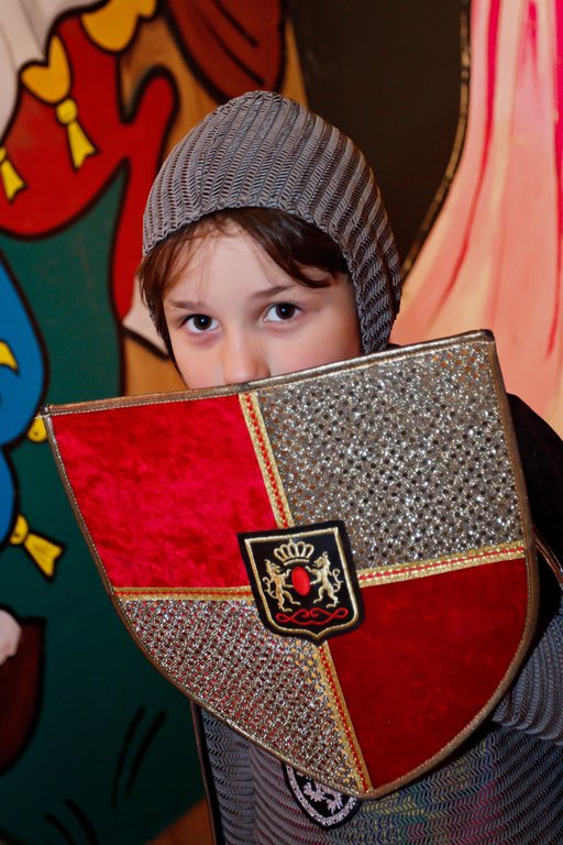 enfant regardant une maquette de lice où se déroule une joute, lors d'un tournoi